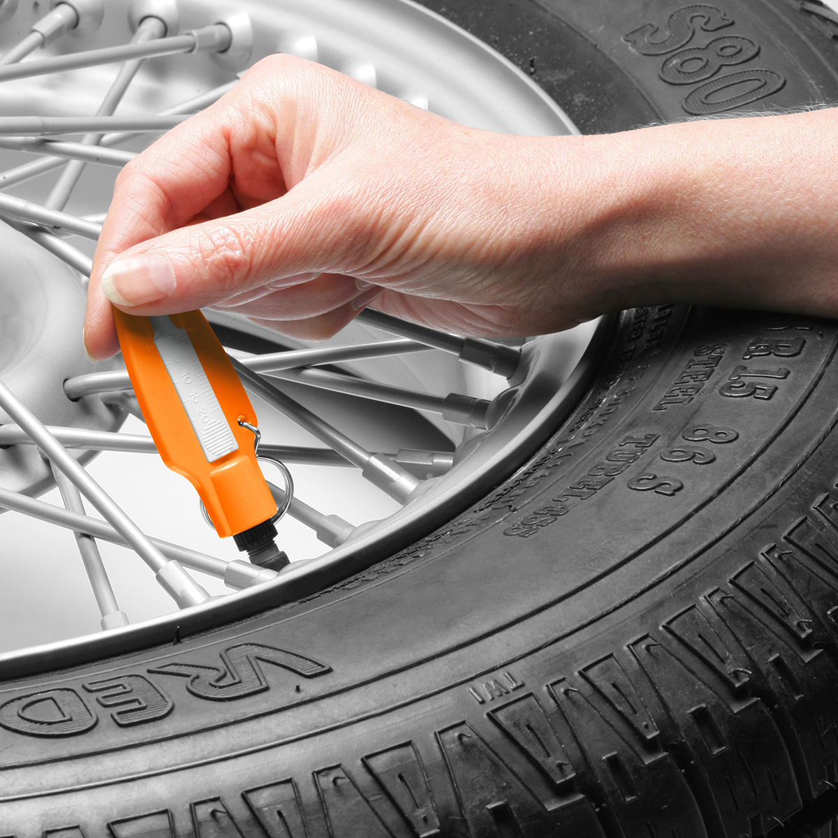 Reifenprofiltiefenmesser mit Ventilkappendreher