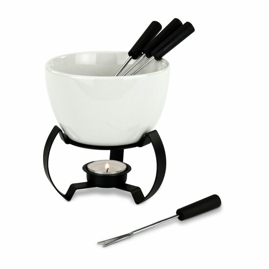 Schatztruhe für ein Schokoladenfondue:1 Fondueschale mit Stövchen, 4 Gabeln, 200 g Zartbitterschokolade, 40 ml Rum und 125 g Gebäckröllchen.