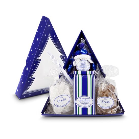 Eine winterliche Tannenbaumverpackung mit 50 g Wintertee & Weihnachtsgelee, 125 g Krustenkandis & Würfelkandis, 5 Teebonbons & einem Rezept.