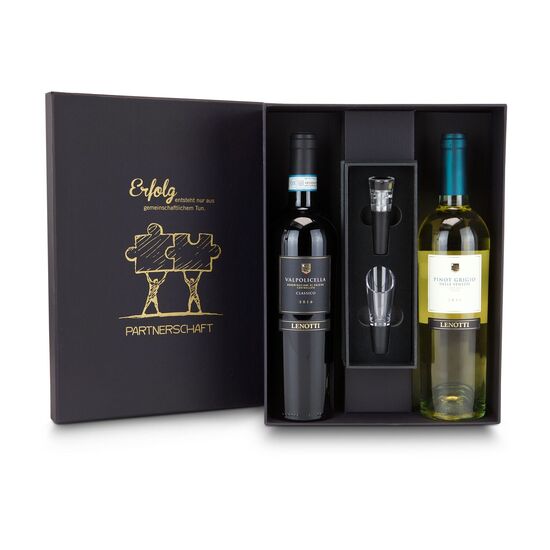 Ein Duett aus einer Rotwein- und einer Weißweinflasche (je 0,75 l) verpackt mit einem ROMINOX® Weinaccessoire-Set im schwarzen Karton.