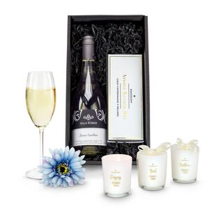 Eine Flasche hochwertiger Secco aus deutschem Anbau (0,75 l) und ein Aromakerzen-Set mit 3 Vanille-Kerzen.