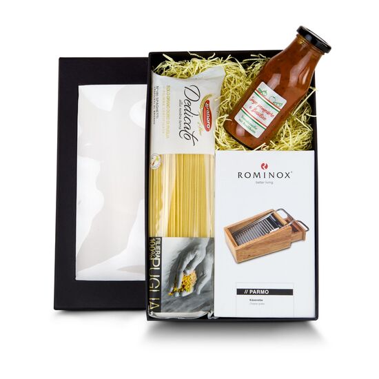 ROMINOX® Parmesanreibe mit praktischem Schubfach, 500 g Spaghetti al Bronzo und ein Glas Tomaten-Sugo (230 ml).