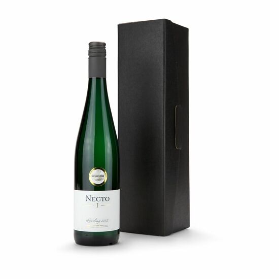 Der Klassiker: Ein Riesling von der Mosel (0,75 l) gebettet auf schwarzem Sizzle in einem schwarzen Geschenkkarton
