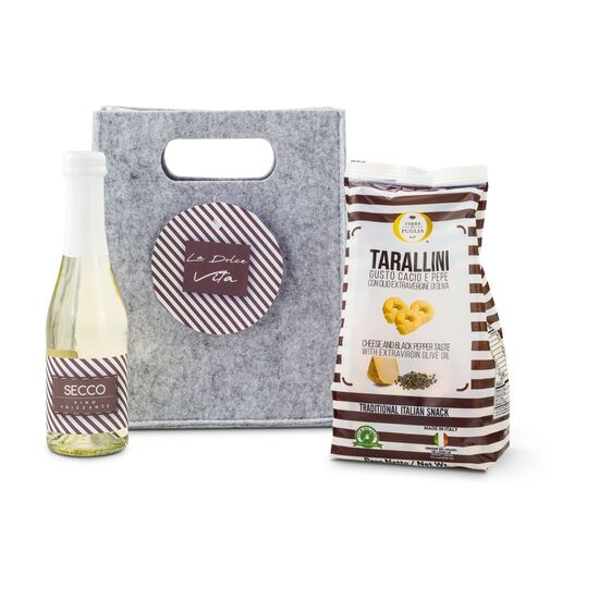 Ein trockener Piccolo Secco (0,2 l) kombiniert mit Tarallucci Käse-Pfeffer Kräckern (230 g) verpackt in einer hellgrauen ROMINOX® Filztasche inkl. Anhänger.