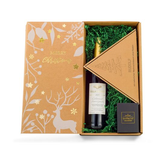 Ein Weihnachtsbaum aus Holz sowie eine Flasche Cabernet Sauvignon und eine Duftkerze „Sparkling Gold“ verpackt in einem naturfarbenen Weihnachtskarton.