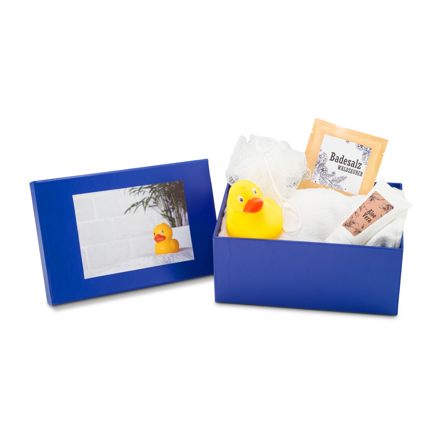 Eine Badeente, Badesalz, eine Tube Duschgel, ein Mesh-Schwamm und ein Handtuch verpackt in einem blauen Geschenkkarton mit Aufkleber.