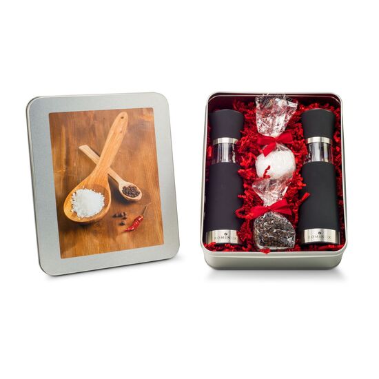 Zwei elektrische ROMINOX® Mühlen, jeweils ein Tütchen Meersalz und ein Tütchen Pfeffer in Silberdose