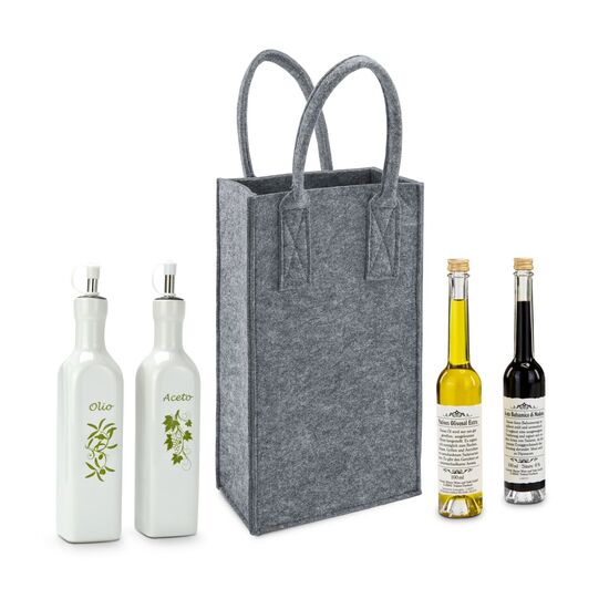 Zwei Rominox Essig- und Öl-Spender und jeweils eine Flasche Olivenöl und Aceto verpackt in einer grauen Filztasche mit Henkel.