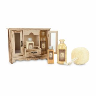 Je 270 ml Duschgel und Schaumbad, 140 ml Bodylotion, 140 g Badesalz, Sisal-Schwamm, im Holzschränkchen. Duftrichtung: Vanille